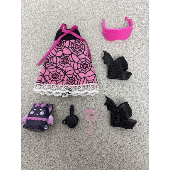 Mattel Other - Monster High G3 Draculaura Buried Secrets Cozy Creepover Nightgown, Accessories